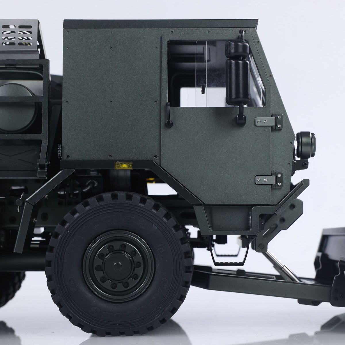 TOUCAN CUB3 1/18 8X8 RC Military Truck Side Close-Up, Wheel & Air Suspension Structure Detail, Remote-Controlled Height & Stiffness Adjustment