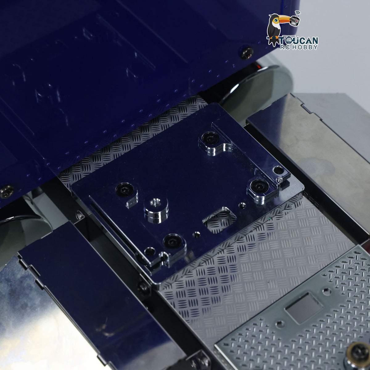 TOUCAN GrandHauler 56344 1/14 RC Tractor Truck Fifth Wheel Close-Up, Coupling Platform & Anti-Slip Diamond Plate Structure