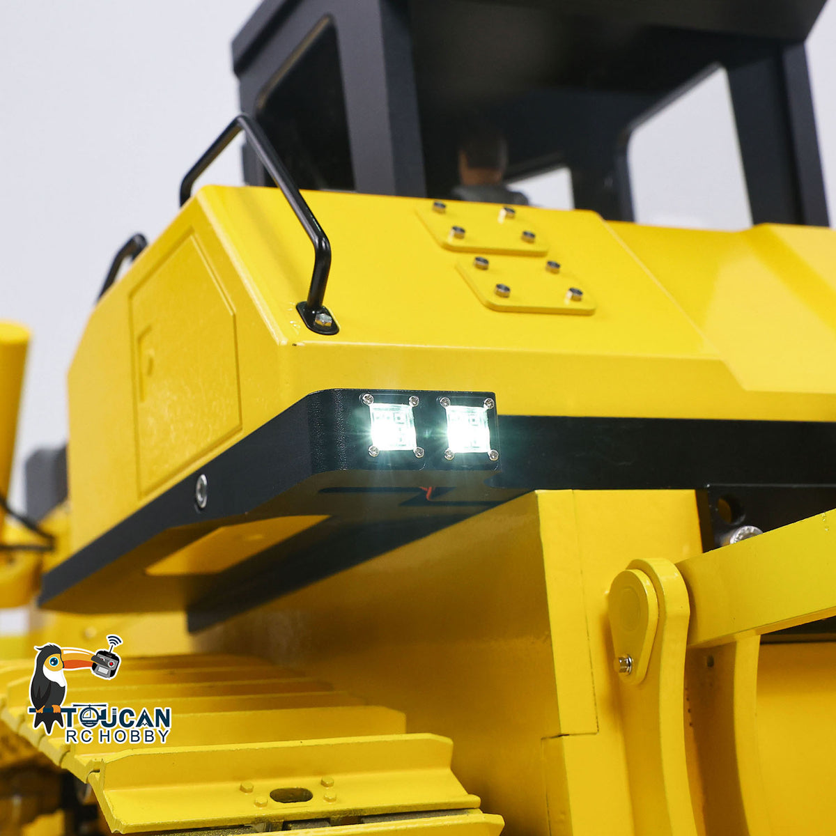 TOUCAN GZJC 1/12 Hydraulic Bulldozer D155AX Front Side Close-Up, Side Working Lights & Front Body Panel Detail