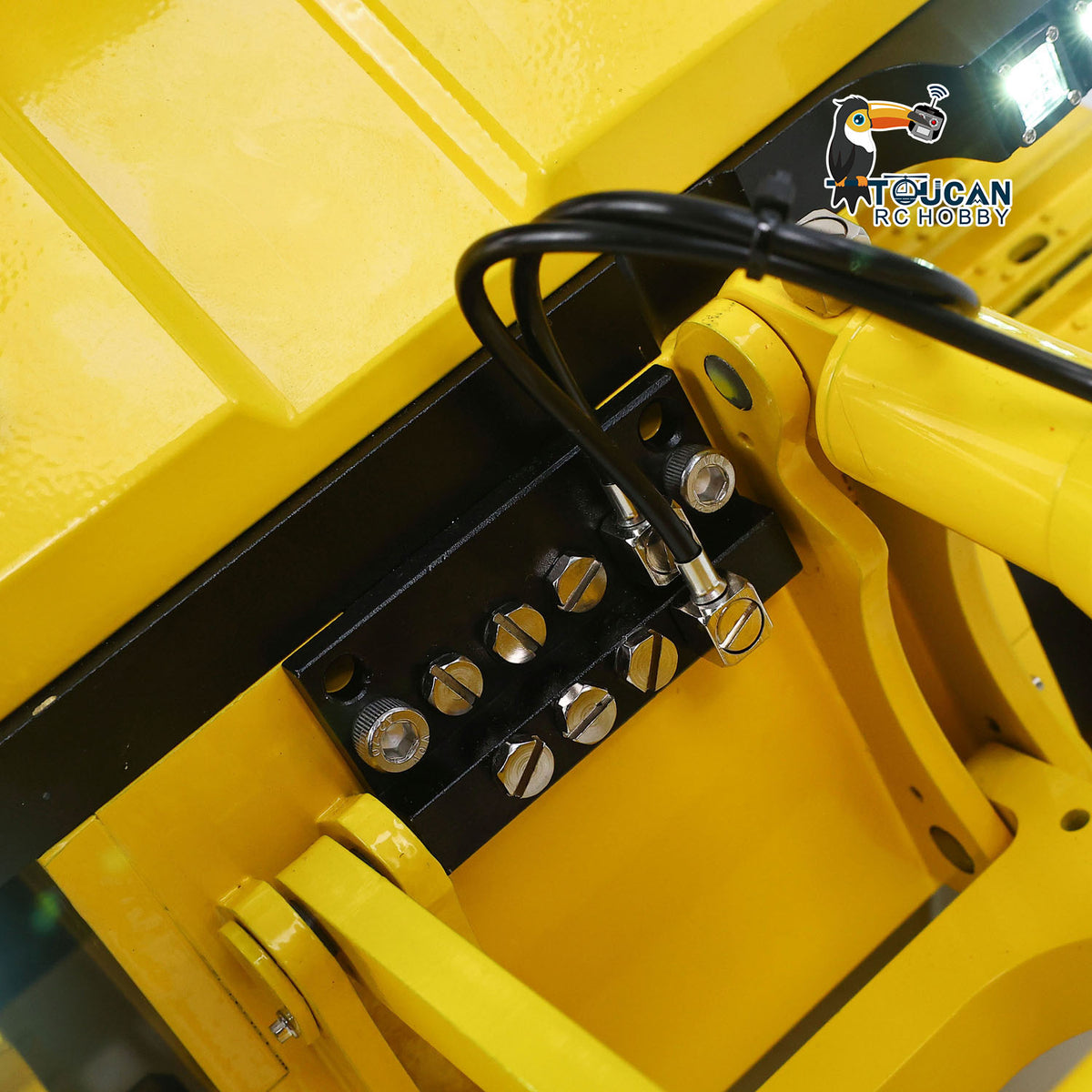 TOUCAN GZJC 1/12 Hydraulic Bulldozer D155AX Hydraulic System Close-Up, 7-Way Directional Valve & Pipeline Structure, High Pressure Hydraulic Performance