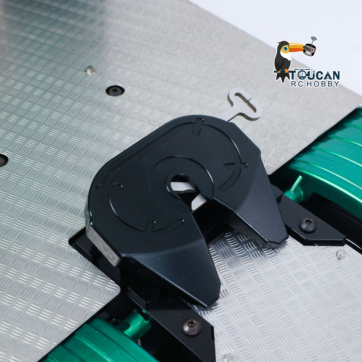 TOUCAN Z008 1/14 RC 4X4 Tractor Truck Fifth Wheel Coupling Close-Up, Anti-Slip Diamond Plate Platform & Tow Coupling Structure