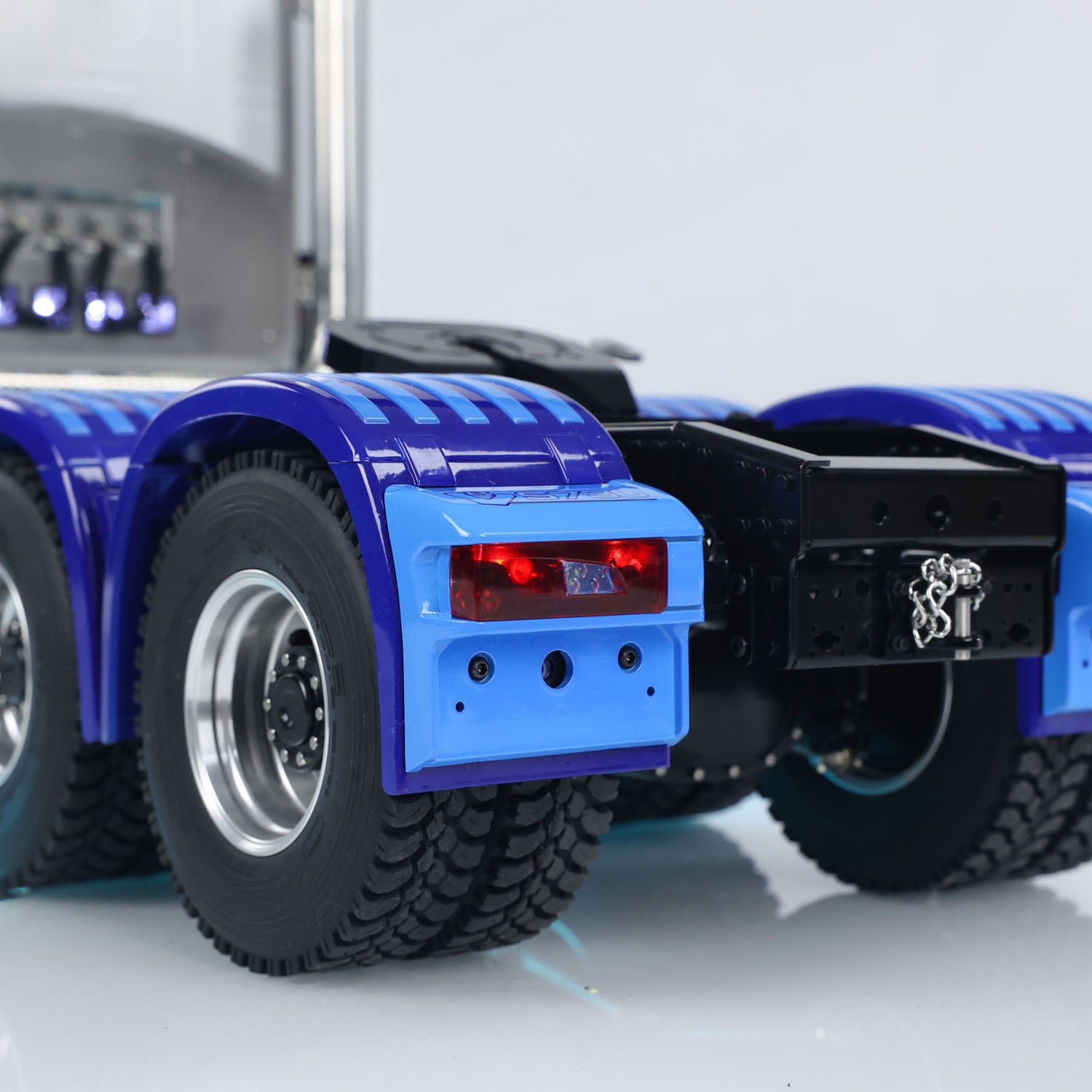 TOUCAN Modified MD 1/14 RC 6x6 Tractor Truck Rear Axle Close‑Up, CNC Metal Axle With Differential Lock, Rear Mudguard And Taillight Assembly