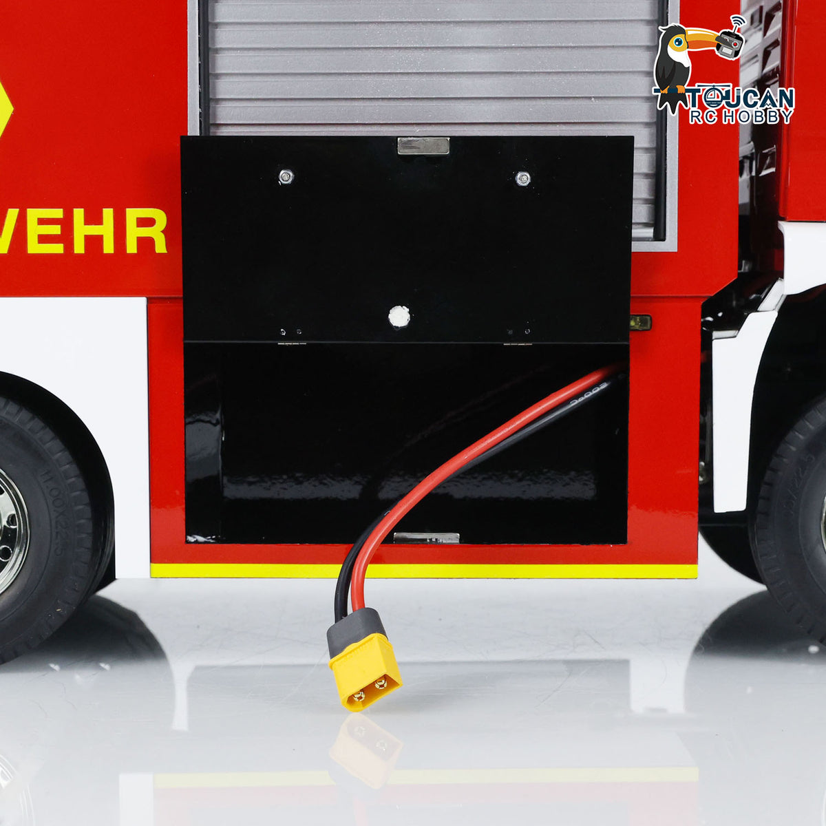 TOUCAN 1/14 4x2 RC PS010 Fire Truck Open Side Compartment Close‑Up, Internal Wiring And Quick‑Connect Plug Detail, German Text Body Panel
