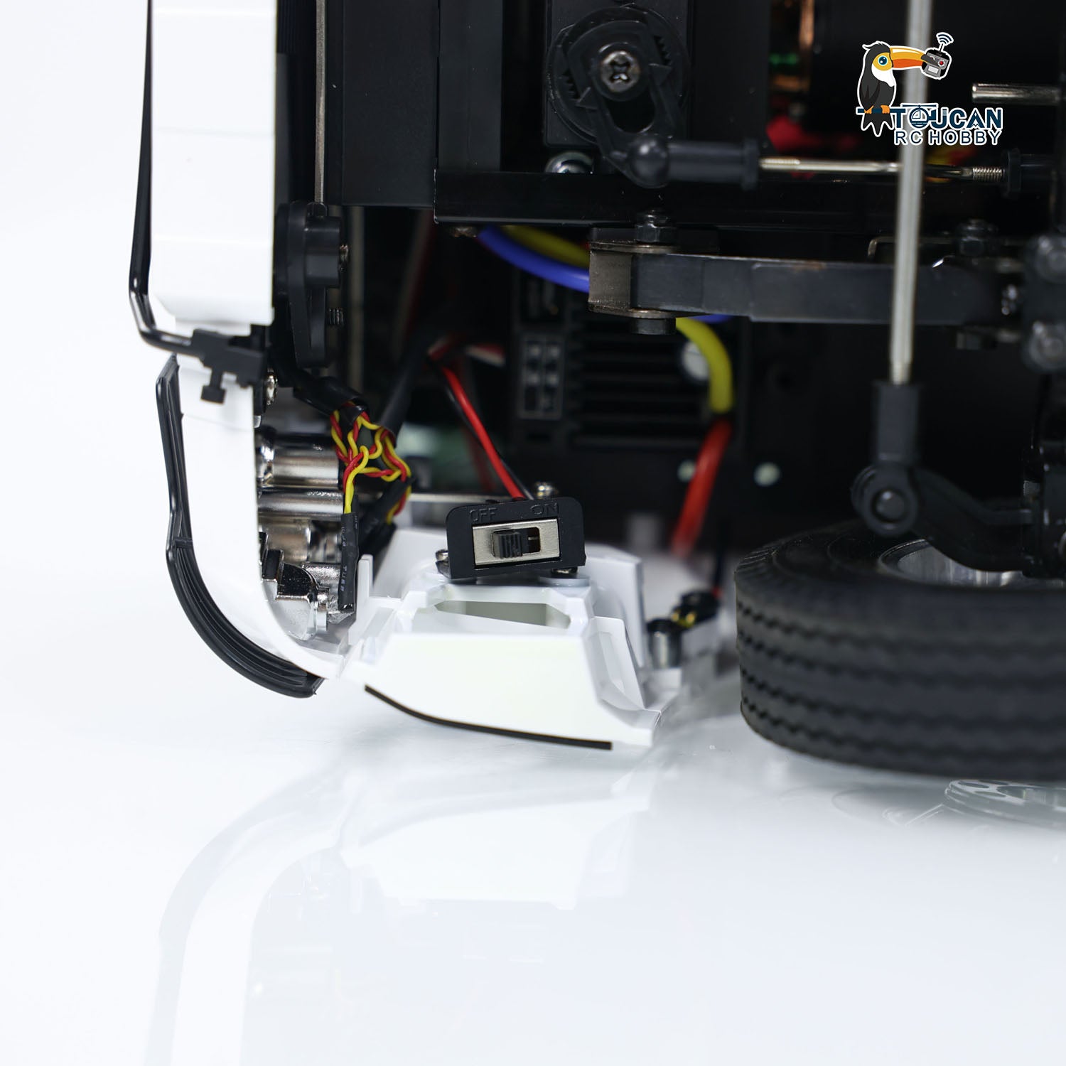 TOUCAN YLL 1/14 RC 6x4 PS007 Fire Truck Front Chassis Partial Close‑Up, Internal Wiring Harness And Steering Mechanical Components
