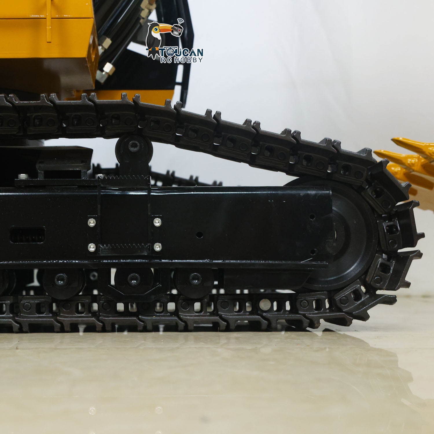 TYMX 1/8 metal RC crawler excavator track system detail