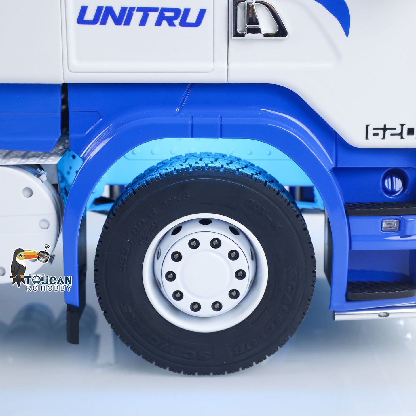 Unitru 04 RC Tractor Truck Fender LED Light Detail Close Up