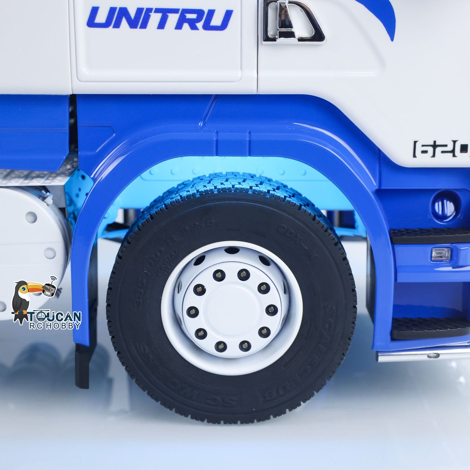 Unitru 04 RC Tractor Truck Fender LED Light Detail Close Up