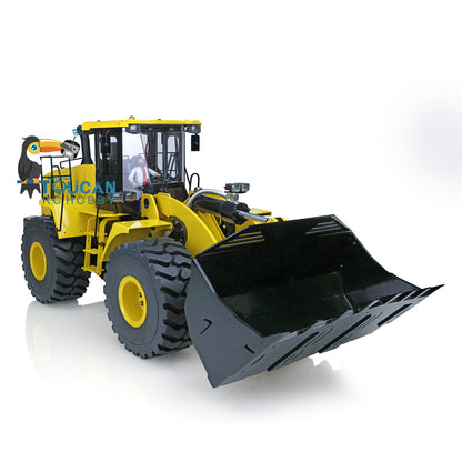 XDRC 470 1/14 Hydraulic Wheel Loader Yellow Right Front View, Flat Bucket Working Pose, Manual Quick-Change Joint For Fast Attachment Swap