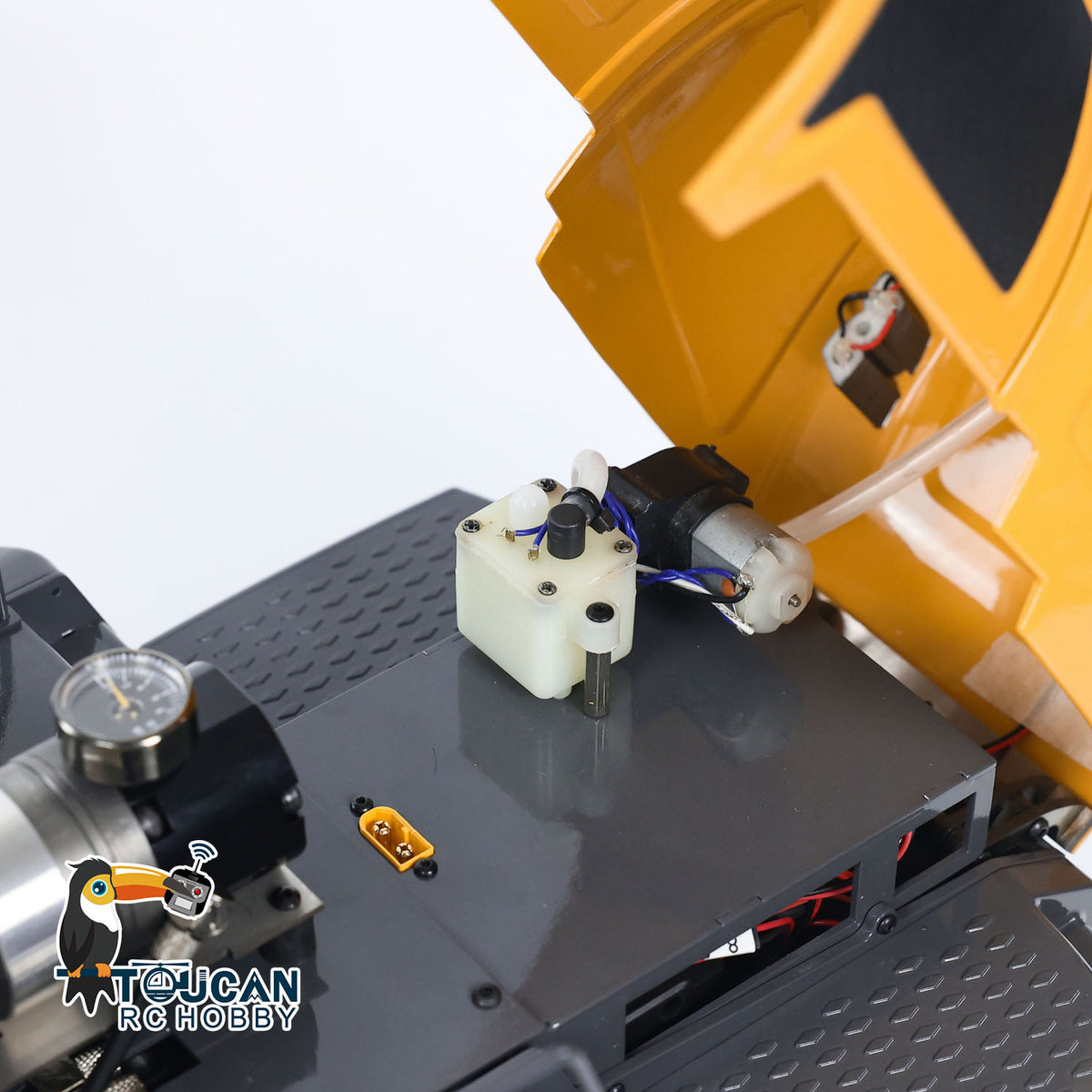 XDRC 580 1/14 RC Hydraulic Wheel Loader Body Equipment Compartment Close-Up, Built-In Hydraulic & Electronic Components, Compact Layout