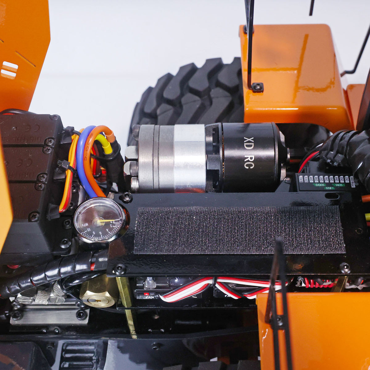 XDRC‑470 1/14 RC Hydraulic Wheel Loader Internal Hydraulic Pump And Electronic Components Close‑Up, Full‑Metal RC Construction Model Internal Layout