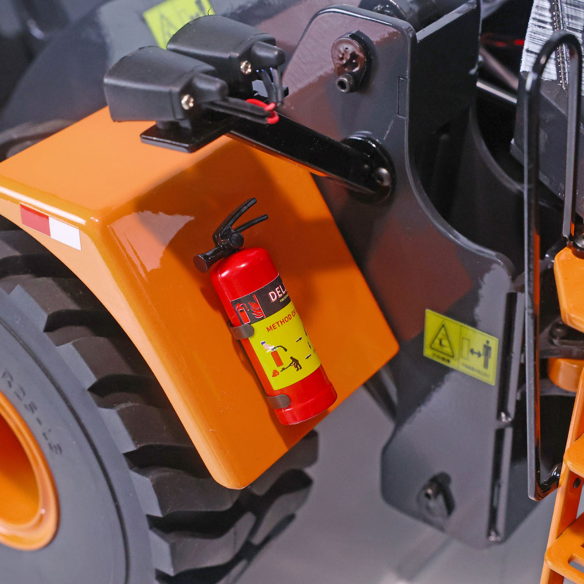 XDRC‑470 1/14 RC Hydraulic Wheel Loader Simulated Fire Extinguisher Decoration Close‑Up, Highly Restored Body Accessory Details